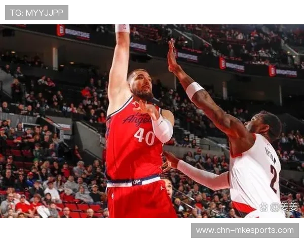 篮网中场断球后组织多点进攻战术