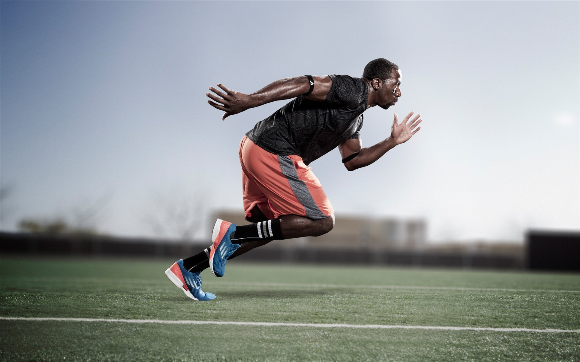 意大利蛙泳力量型选手决赛炸场，意大利泳装